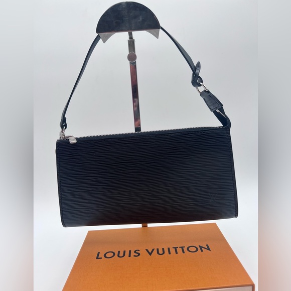 ♥️🌹LOUIS VUITTON POCHETTE EPI BLACK🌹♥️ - Picture 1 of 14